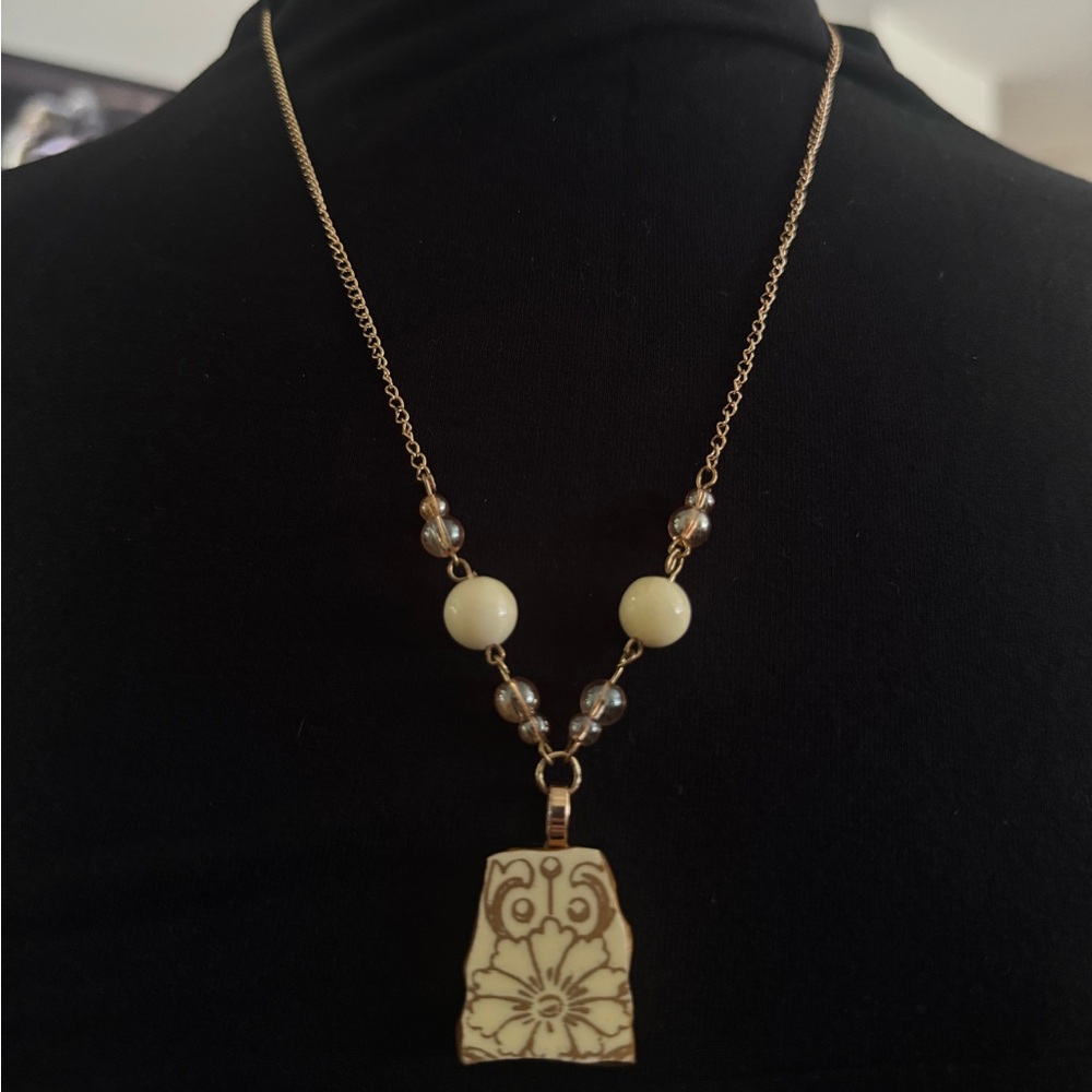 Elegant Gold and Cream Pendant Necklace